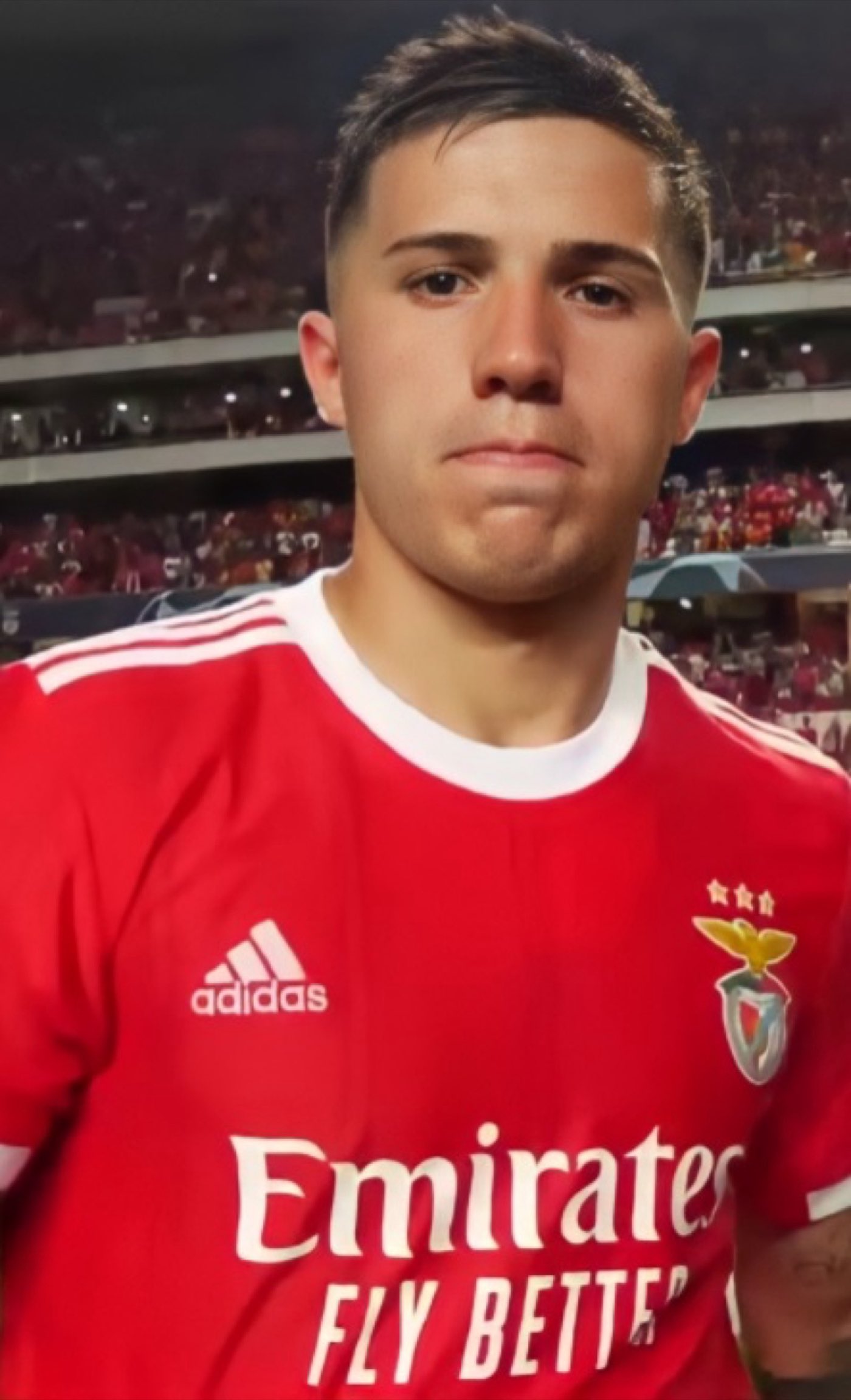 Enzo Fernández in a Benfica shirt, September 2022 — archive portrait, not a photograph of the reported transfer